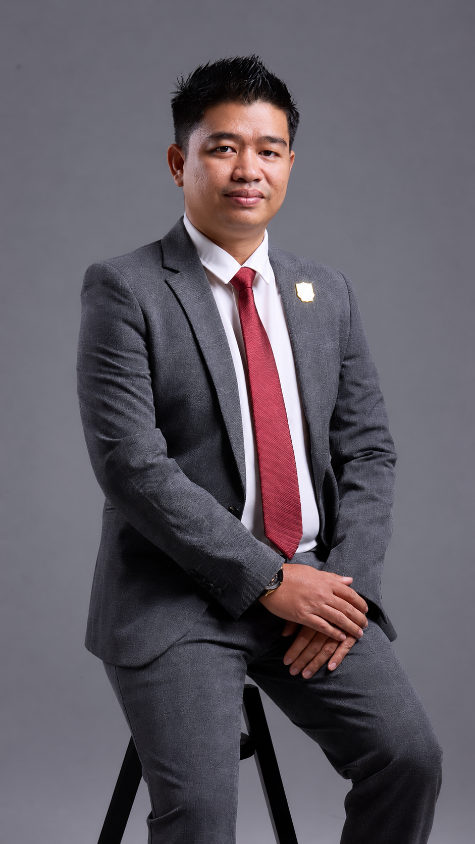 Shaffiq Abdullah memakai suit kelabu
