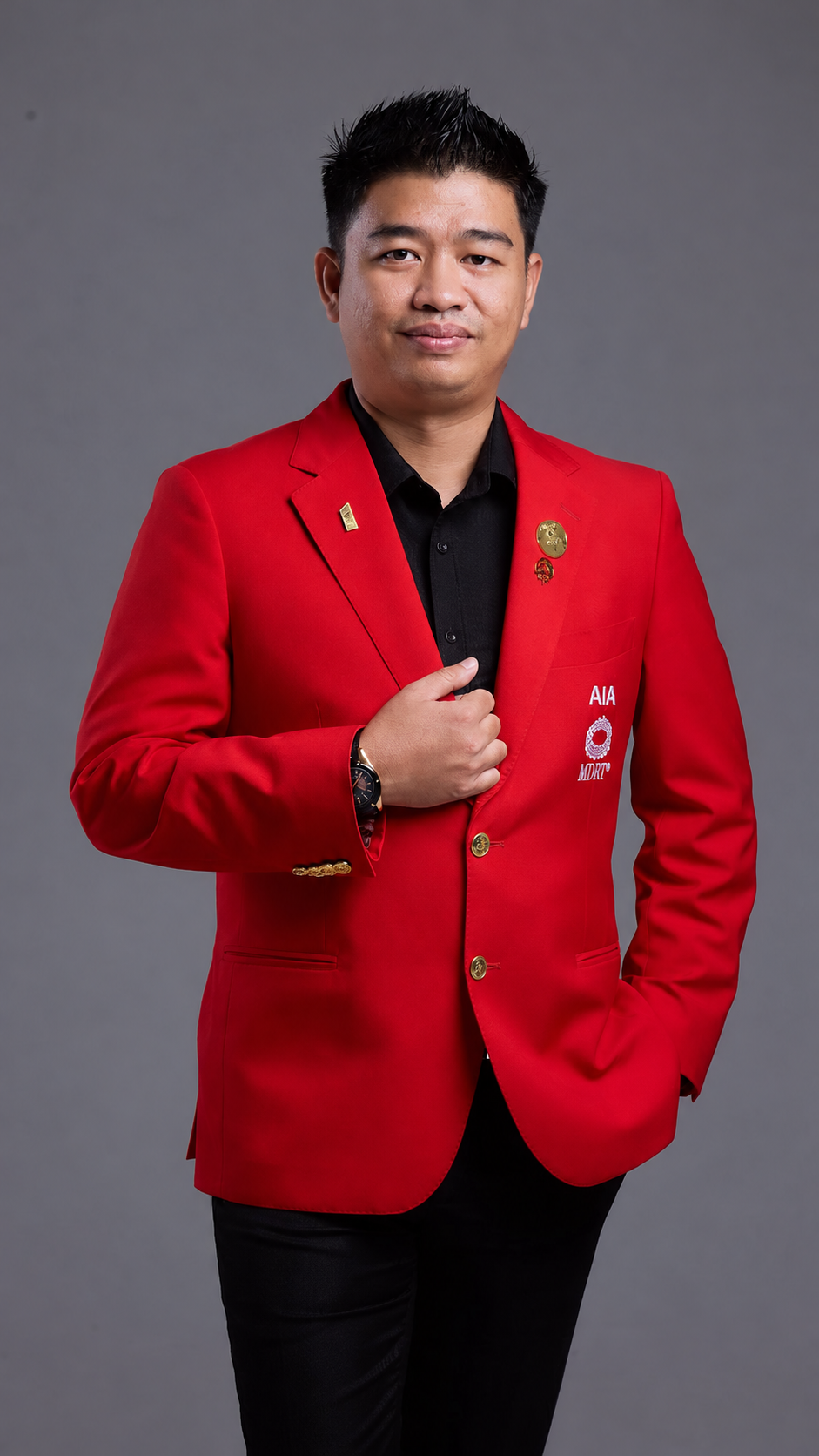 Shaffiq Abdullah memakai blazer merah AIA dan MDRT